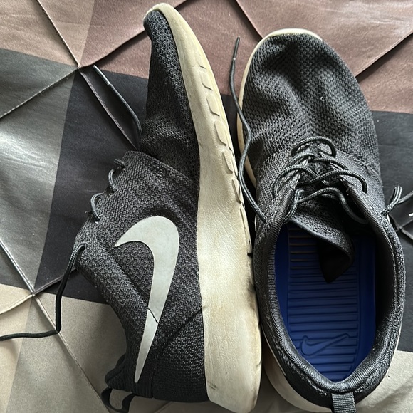 Nike Roshe Run Shoes - Picture 2 of 3